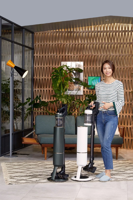 삼성전자 모델이 삼성디지털프라자 강남본점에서 '비스포크 제트' 무선청소기 신제품을 소개하고 있다. <삼성전자 제공>